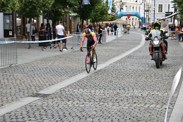 22岁国足新星6分钟登场就红牌！拳击对手+对裁判抗议，或遭追罚.